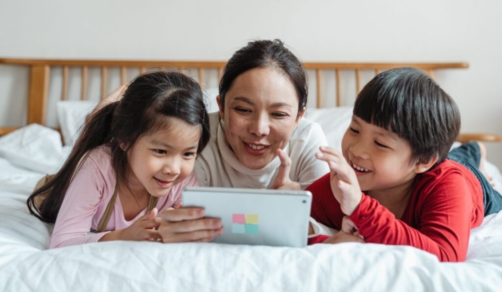 Saat Gadget Mendominasi, Pelukan Tetap Dibutuhkan Anak