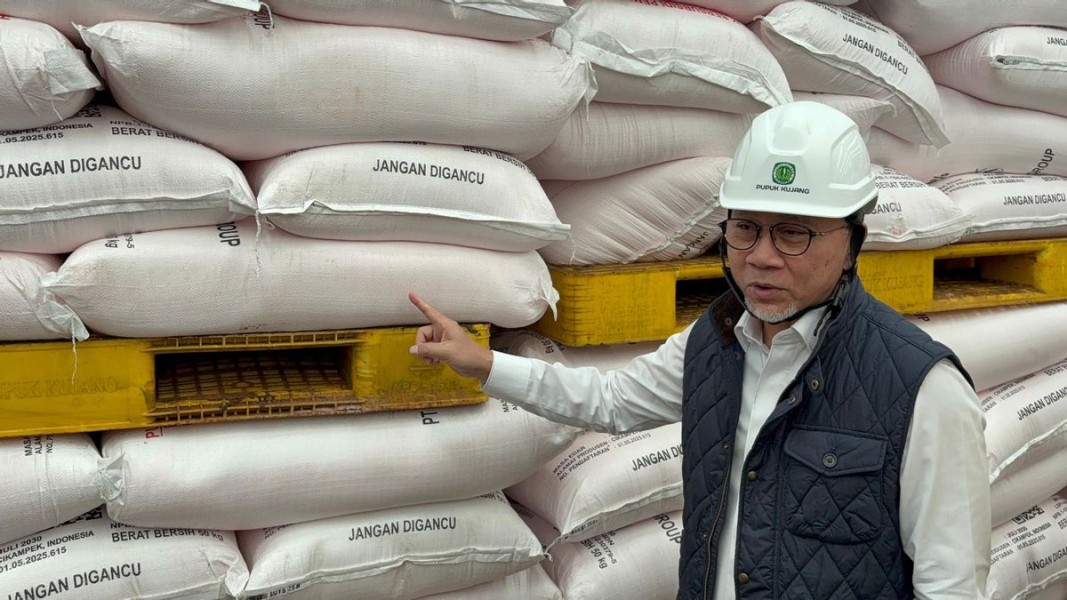 Menko Zulkifli Hasan Buka Peluang Tambah Pupuk Subsidi Tahun Depan