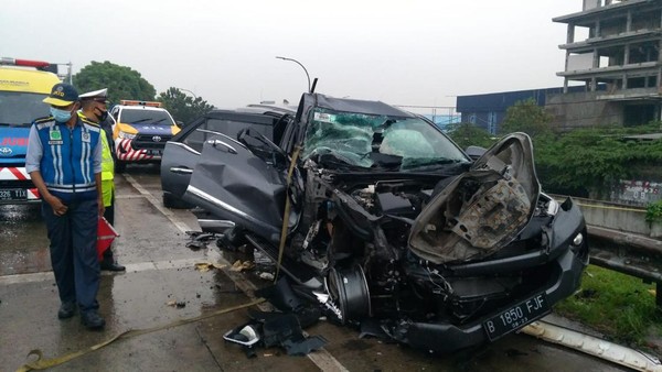 Kecelakaan Maut di Tol Terpeka: Fortuner Dikendarai Dokter Gigi Tabrak Truk Tronton, Dua Orang Tewas