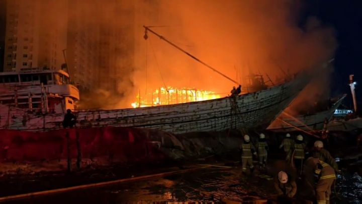 Dua Kapal Terbakar di Pelabuhan Sunda Kelapa Diduga Akibat Korsleting