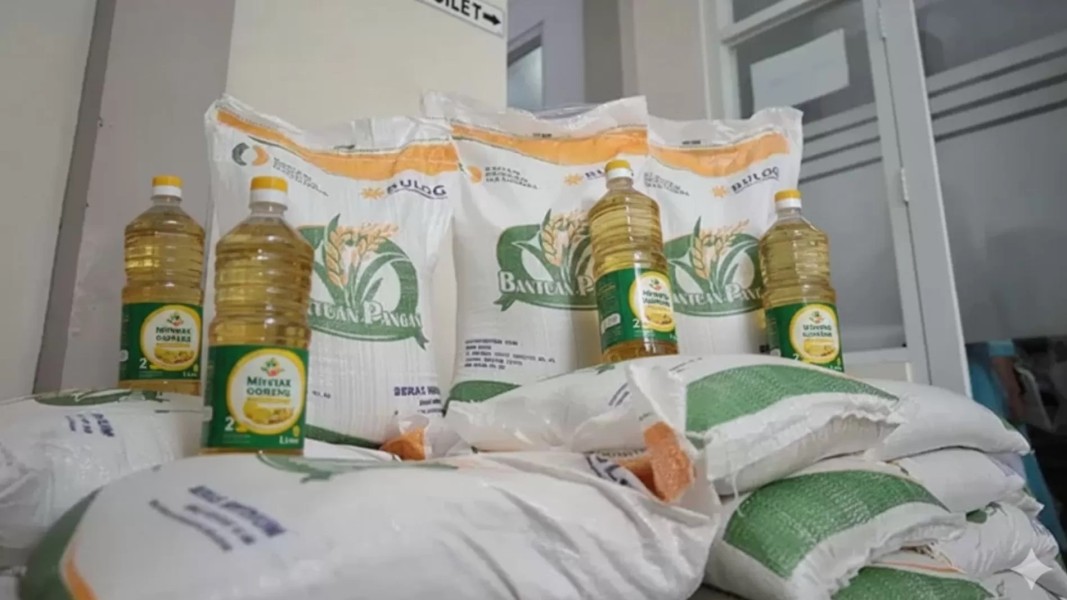 Pemerintah Salurkan Bansos Tambahan Berupa Beras dan Minyak Goreng