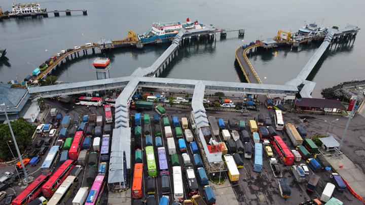 Penyeberangan Ketapang–Gilimanuk Alami Lonjakan Kendaraan dan Penumpang Jelang Natal 2025