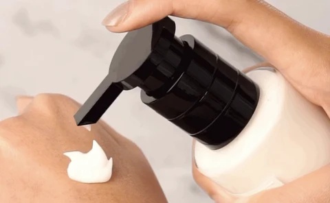 4 Manfaat Memakai Body Lotion Malam Hari, Bikin Kulit Lembap dan Glowing Alami