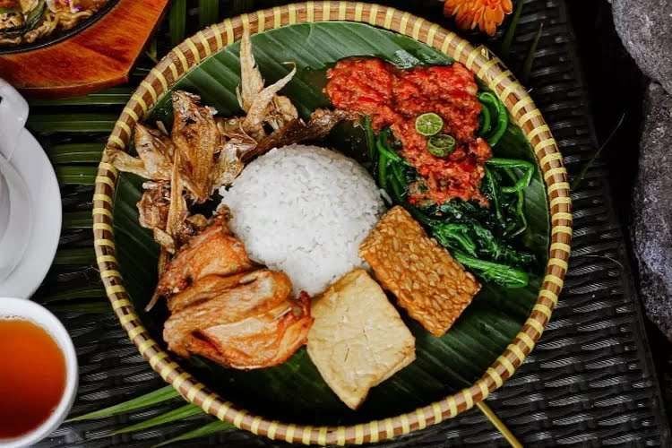 5 Rekomendasi Nasi Tempong Paling Diburu di Jakarta, Sambalnya Pedas Menggigit