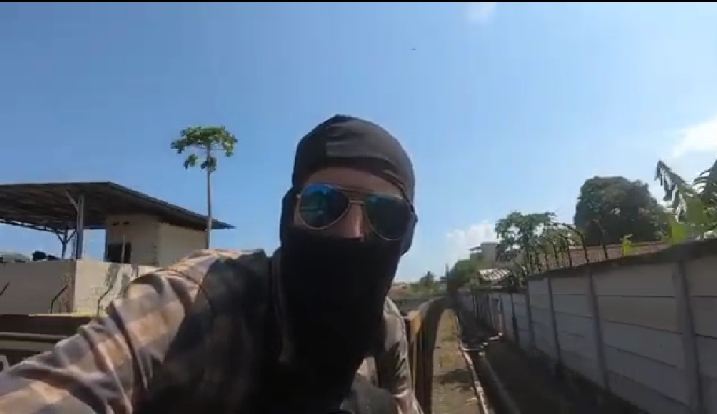 Aksi Nekat WNA Tumpangi Kereta Barang Babaranjang Viral, PT KAI Tanjungkarang Beri Peringatan Keras