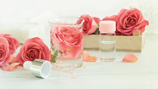 Rahasia Kulit Glowing Alami: Manfaat Air Mawar Sebagai Toner yang Menenangkan