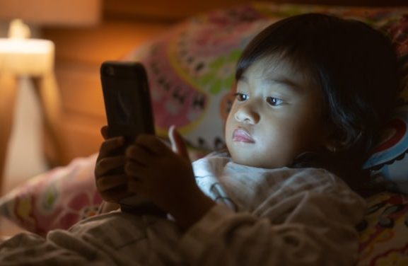 Bahaya Gadget Bagi Anak di Bawah Umur: Alarm Serius bagi Orang Tua
