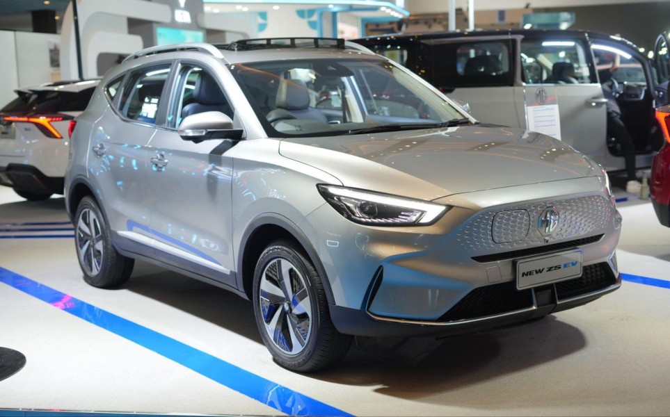Pada ajang PEVS 2025, dua mobil listrik yang mencuri perhatian pengunjung adalah MG 4 EV dan BYD Dolphin