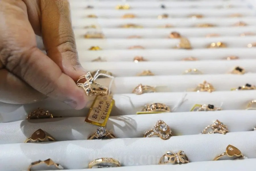 Harga Emas Perhiasan Hari Ini Stabil Senin 23 Februari 2026