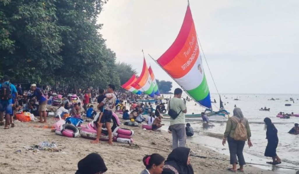 Pelaku Wisata Pasir Putih Situbondo Bersatu Bersihkan Sampah Pantai Bersama