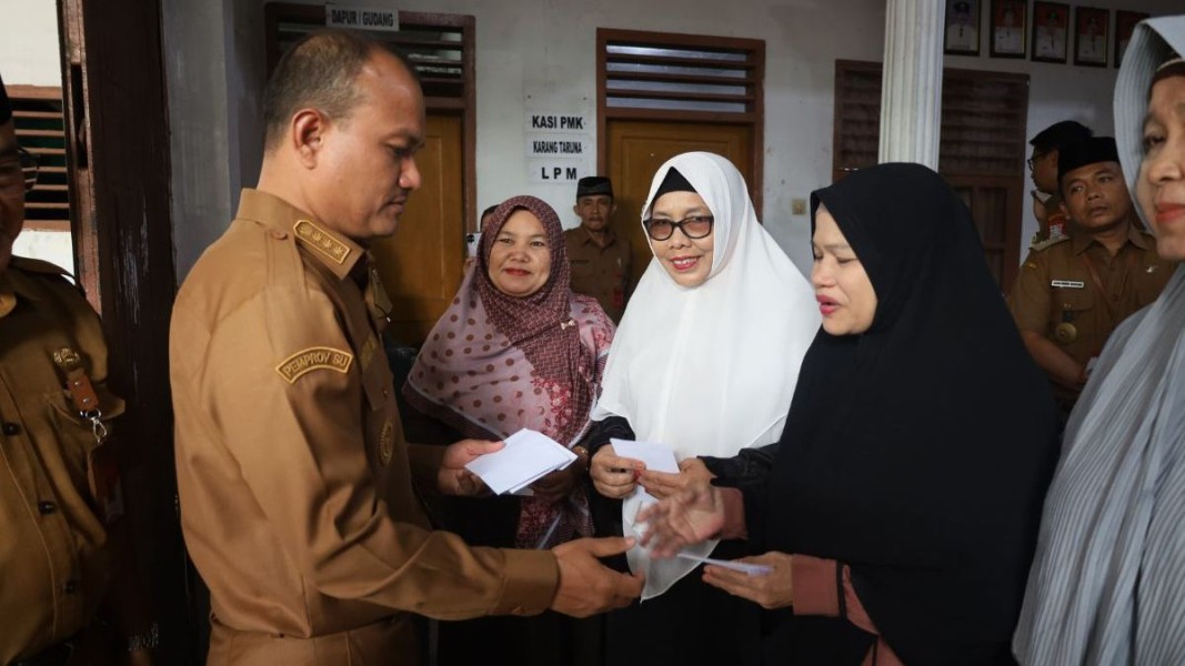 Pemko Tanjungbalai Serahkan 267 Bansos di Kecamatan Datuk Bandar Timur: Wali Kota Tegaskan Perhatian Terhadap Guru Mengaji dan Petugas Keagamaan