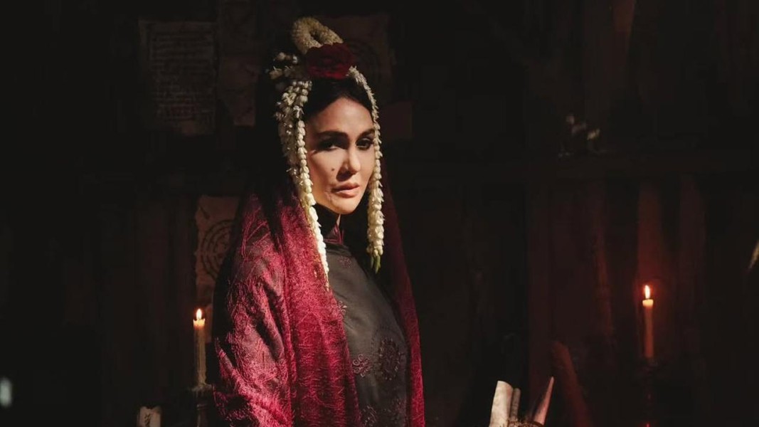 Potret Luna Maya Jadi Suzzanna Pakai Kerudung Ikonik di Film Horor Terbaru