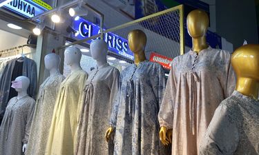 4 Rekomendasi Baju Lebaran Berwarna Putih yang Simpel namun Elegan