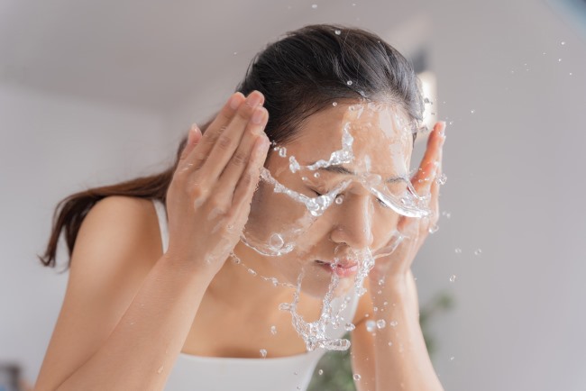 Cuci Muka Air Es, Bikin Glowing atau Cuma Sensasi?
