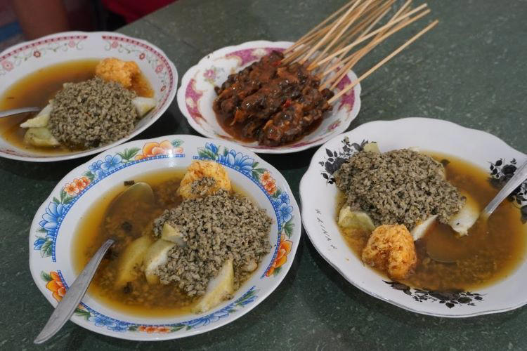 8 Tempat Makan Lontong Kupang Surabaya Paling Enak, Sambal Petisnya Mantap