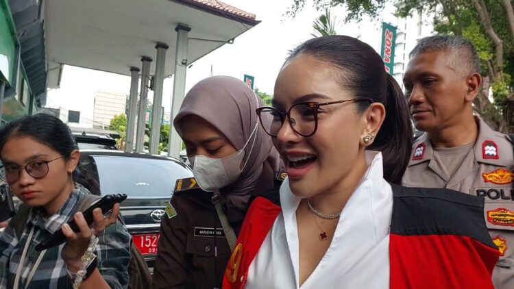 Nikita Mirzani Jadi Artis yang Meracik Jamu Tradisional di Rutan