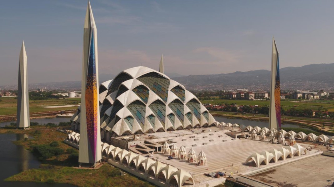 Wisata Religi Ramadan 2025: Mengunjungi 5 Masjid Terbesar di Indonesia