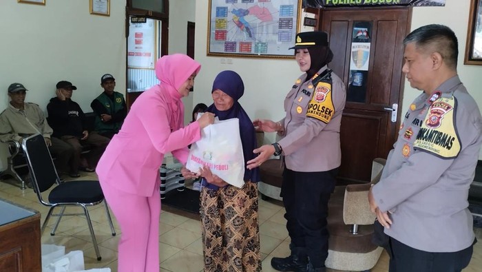 Polisi Bagikan Sembako kepada Lansia di Bogor Menyambut Ramadan
