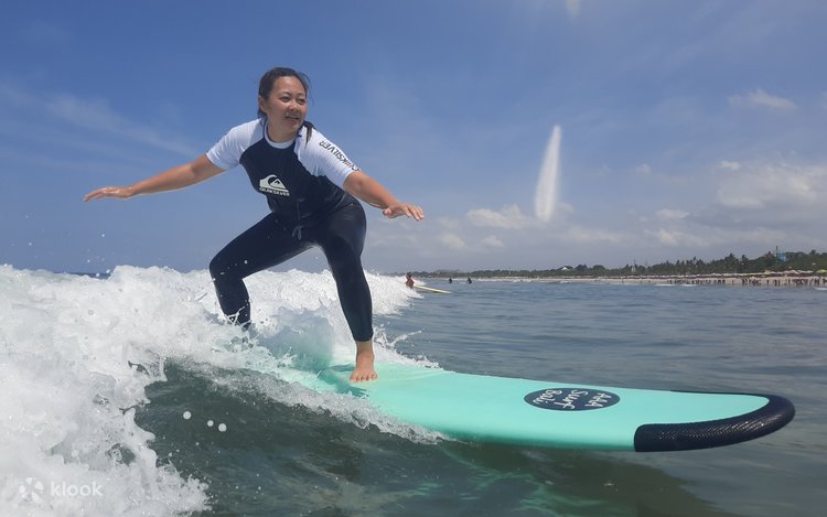 Perempuan Indonesia Bangun Kepercayaan Diri Lewat Aktivitas Surfing