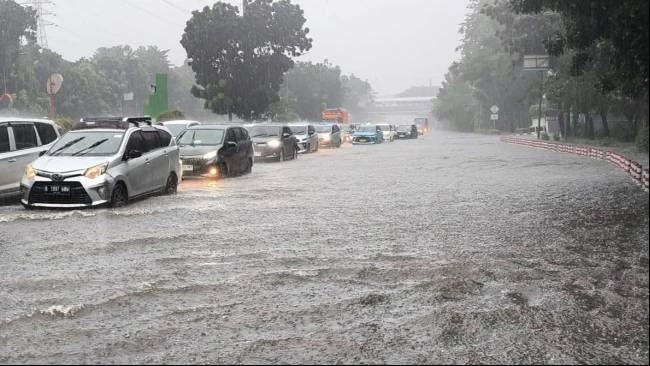 BMKG Sebut Hujan Ringan Guyur Jakarta Siang Senin 29 Desember 2025