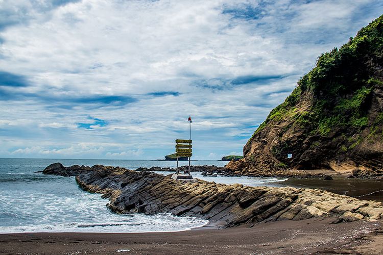 Gus Fawait Serahkan SK kepada 1.847 PPPK di Pantai Watu Ulo: Momentum Penguatan SDM Sekaligus Promosi Wisata Jember