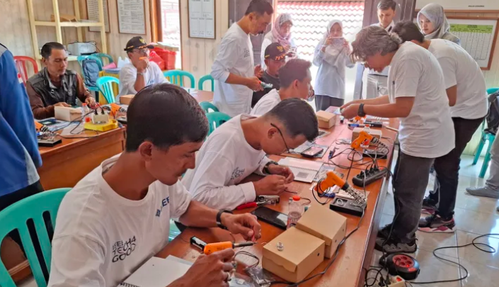 Workshop Energi Terbarukan: Polinema Latih Warga Desa Tulusbesar Merangkai PLTS untuk Pembangkit Listrik Berkelanjutan