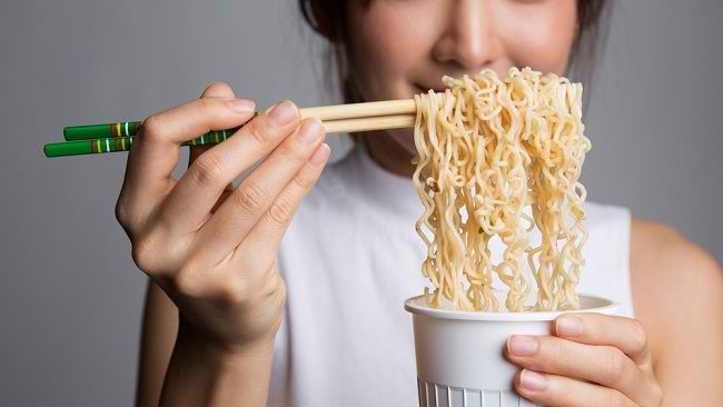 Makan Mi Instan Terlalu Sering, Risiko Kesehatan Mengintai