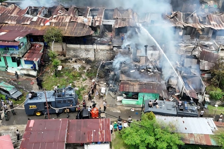 Polri Kerahkan Mobil AWC Padamkan Kebakaran di Jayapura