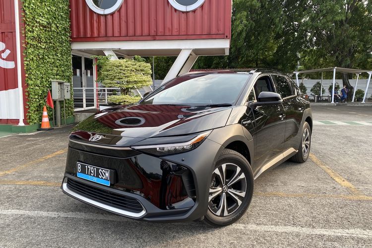 Mobil Listrik Toyota bZ4X 2025: SUV Futuristik dengan Jarak Tempuh 500 KM