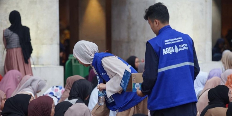 AQUA Bagikan 100 Ribu Air Mineral dan Takjil untuk Jamaah Masjid Istiqlal