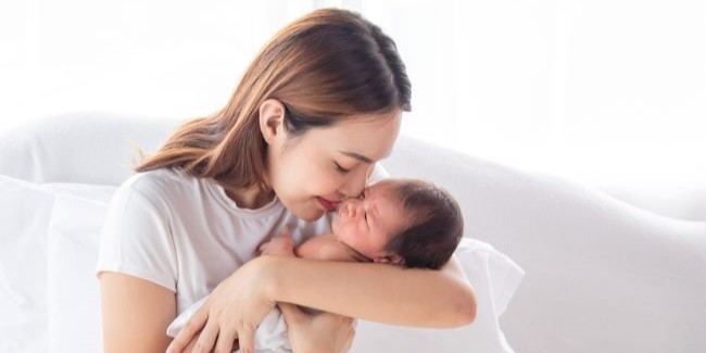 Kenapa Orang Tua Harus Berhati-hati Saat Memberi Ciuman pada Bayi
