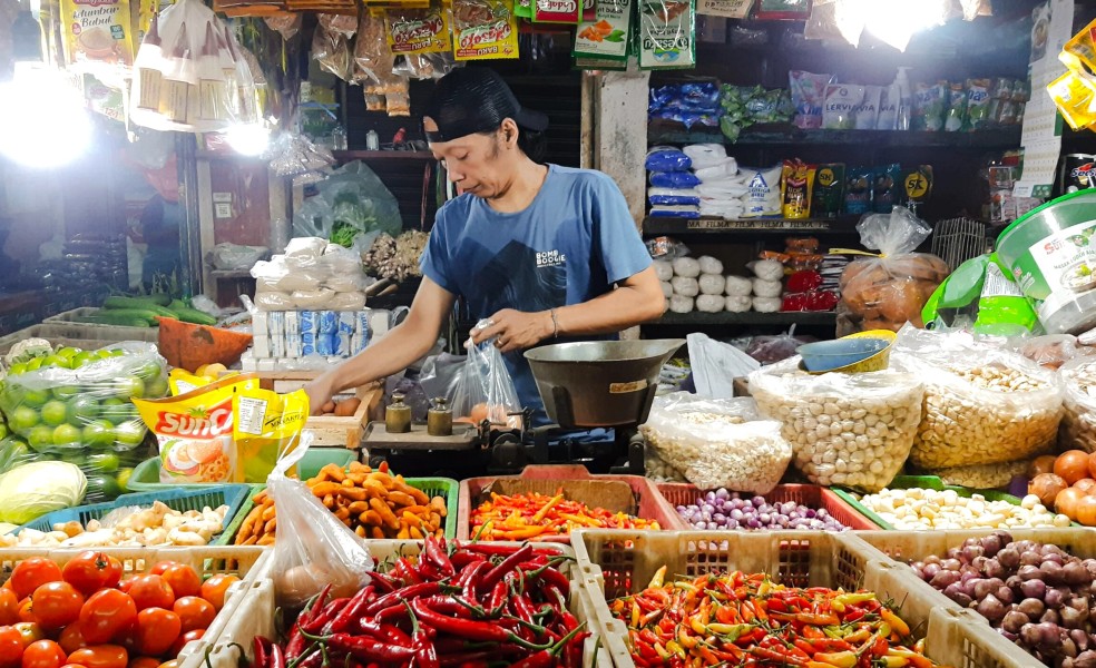 Harga Sembako Jatim Fluktuatif