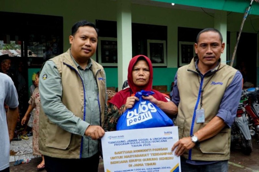 Bulog Sigap Salurkan Bantuan Pangan Dampak Erupsi Semeru