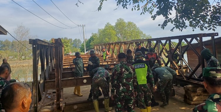 Sinergi TNI dan Warga Percepat Perbaikan Jembatan Pascabencana Aceh