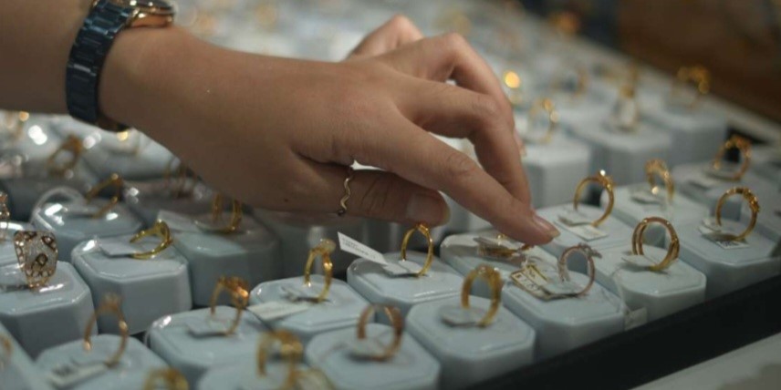 Update Harga Emas Perhiasan Hari Ini Naik Stabil, Strategi Investasi Perlu Disesuaikan