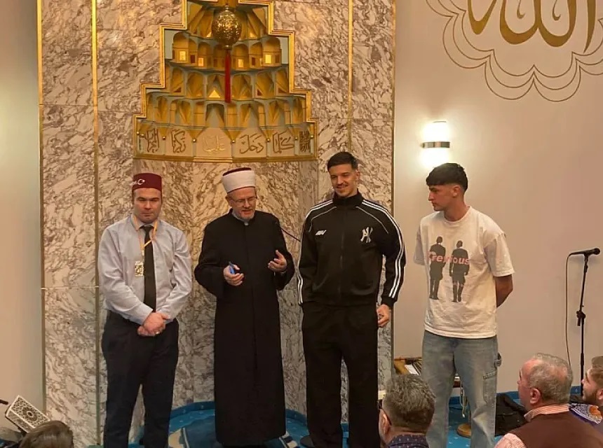 Jalani Tarawih di Austria, Rekan Jay Idzes Panen Doa Umat Muslim