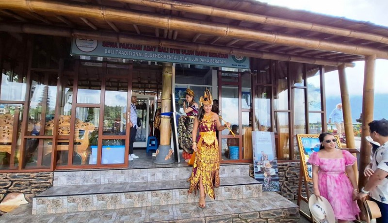 Inspiratif Bisnis Sewa Pakaian Adat Bali di Ulun Danu Beratan Makin Menjanjikan dan Melestarikan Budaya