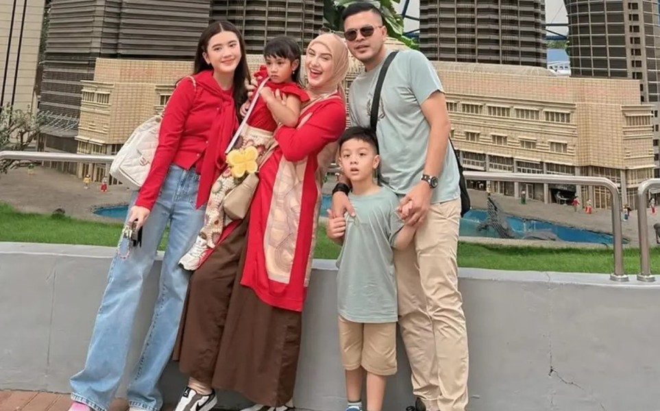 Fashion Liburan Irish Bella dan Keluarga di Malaysia