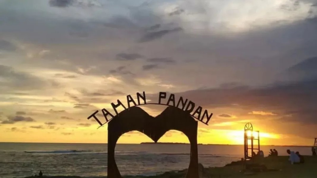 Wisata Pantai Taman Pandan: Rekomendasi Destinasi Ngabuburit Paling Estetik dan Instagenic di Sukabumi