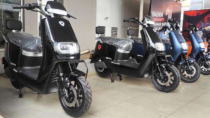 Stok Motor Listrik Membeludak di Dealer, Kepastian Subsidi Masih Menggantung