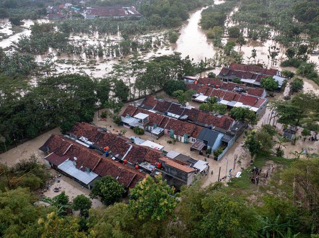 Banjir Bandang Terjang Perumahan Dinar Indah Semarang, Satu Orang Tewas dan Puluhan Keluarga Mengungsi