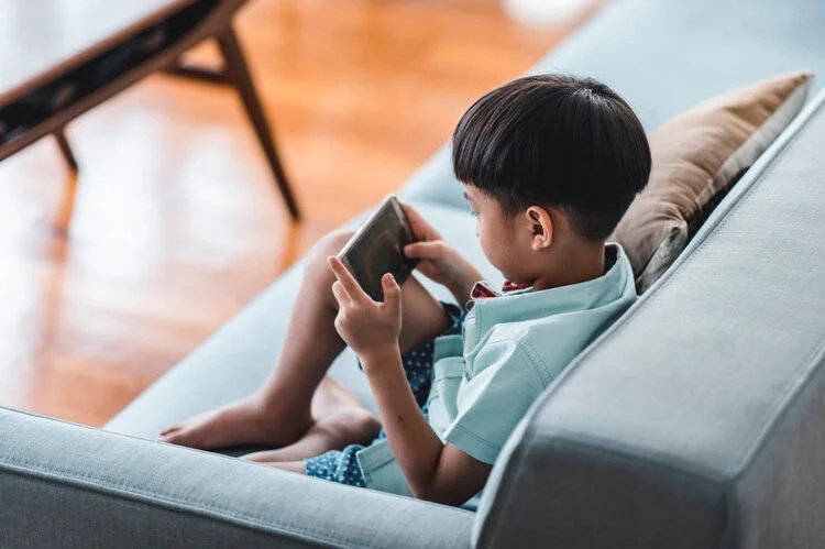 7 Cara Efektif Orangtua Atasi Kecanduan Gadget Anak