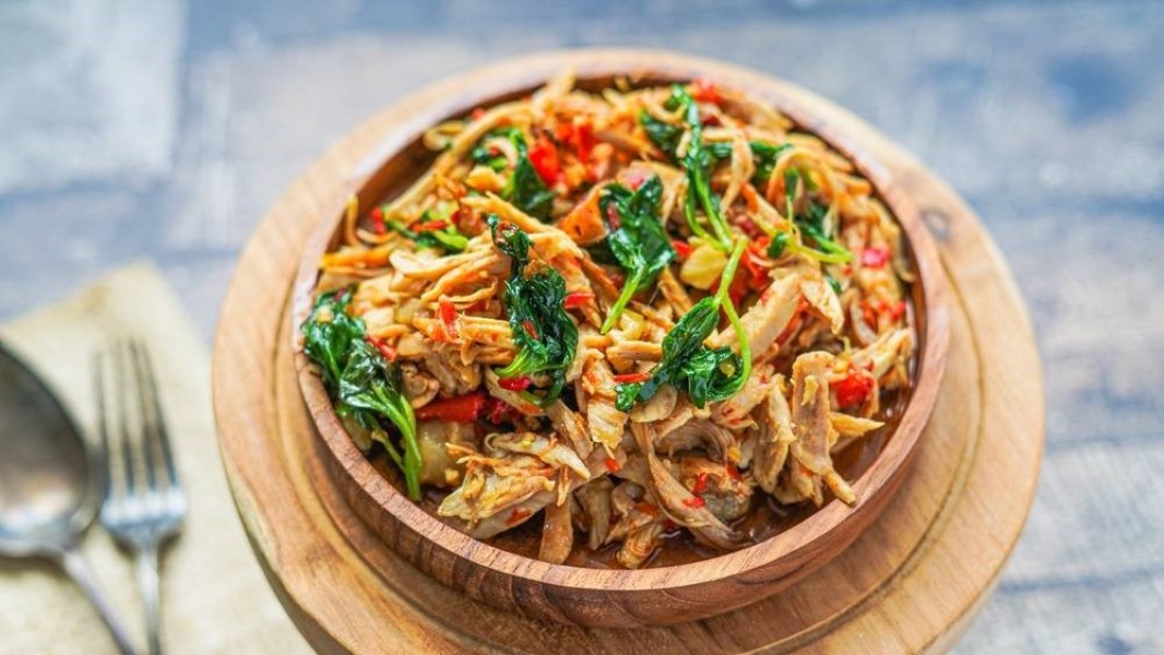 6 Resep Ayam Suwir Kemangi, Gurih Wangi Bikin Nambah Nasi