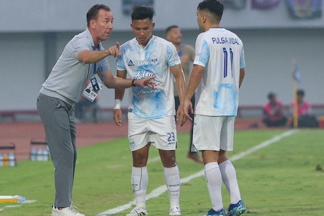 Kedekatan Van Gastel dan Van Bronckhorst dalam Isu Pelatih Timnas