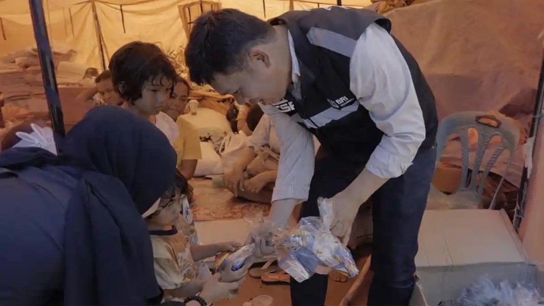 BRI Insurance Salurkan Kompor Gas Serta Alat Belajar Bagi Warga Korban Banjir