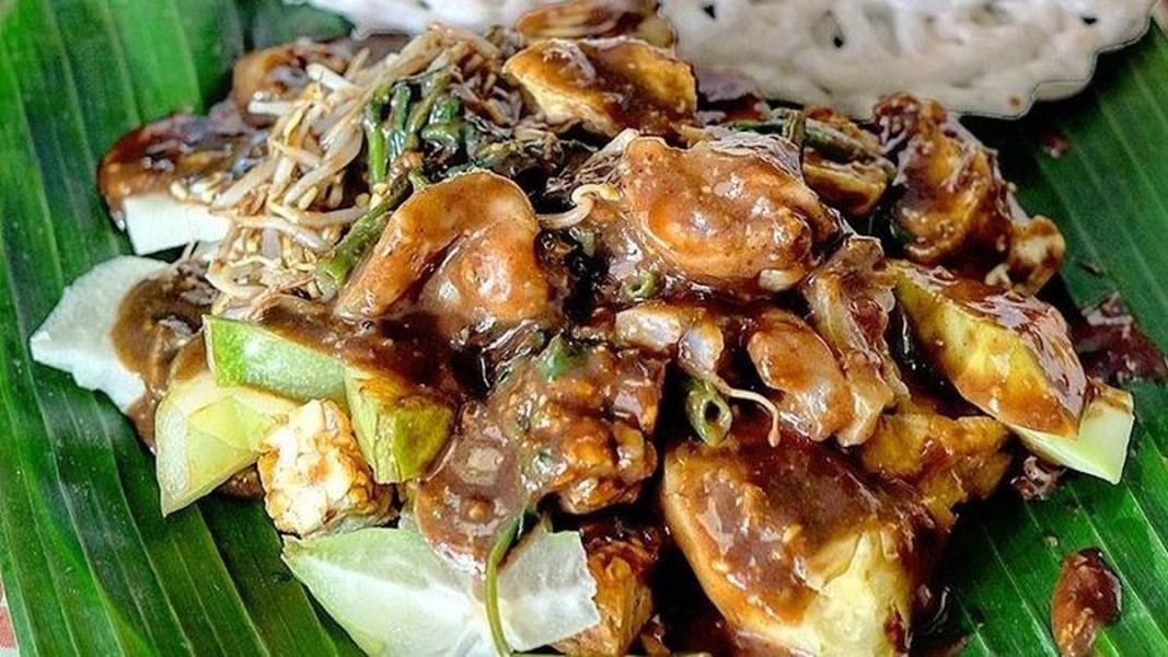 Warung Rujak Cingur Surabaya dengan Bumbu Petis Mantap dan Otentik