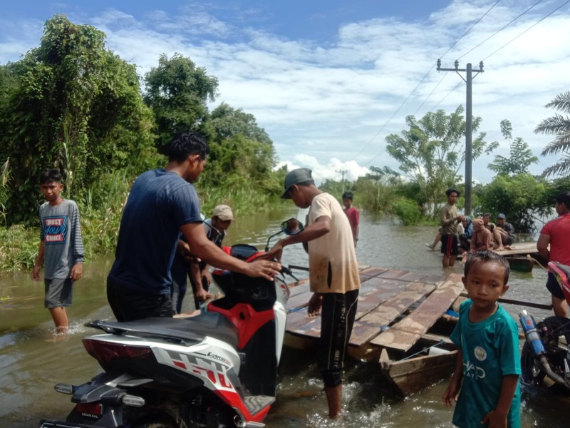 Jasa Penyeberangan Motor di Tengah Banjir Tebo: Warga Manfaatkan Rakit untuk Antar Kendaraan