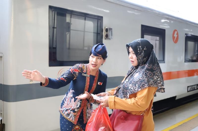 KAI Tingkatkan Kualitas Layanan Selama Libur Nataru 2024/2025 dengan Tambahan Personel dan CSM di 39 Stasiun