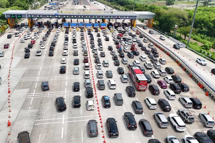 Kepadatan Kendaraan Warnai Arus Balik di Tol Arah Jakarta Usai Long Weekend