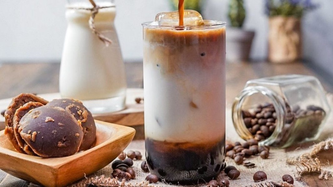 Harga Bervariasi Kopi Susu Gula Aren di Kedai Kekinian